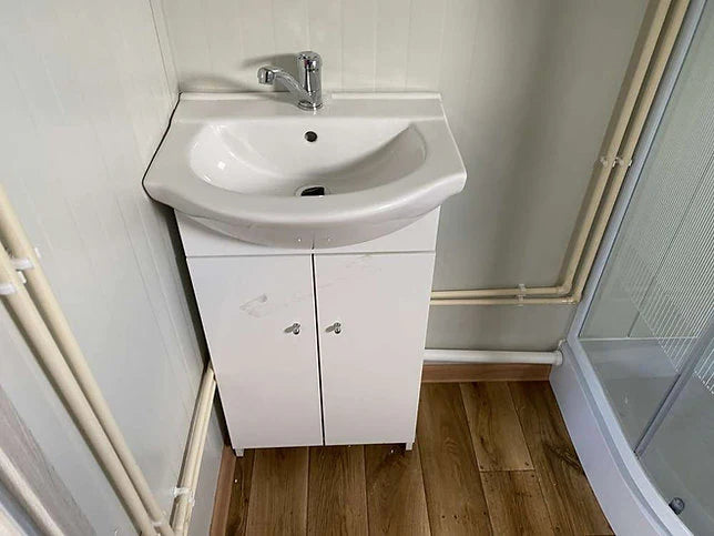 Conteneur 6×2,40 m + WC, douche et cuisine