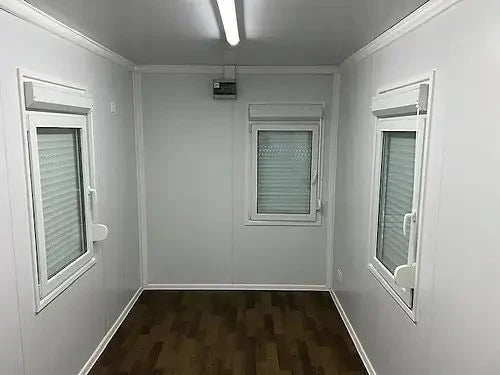 Conteneur aménagé en bureau avec salle de bain et espace de rangement