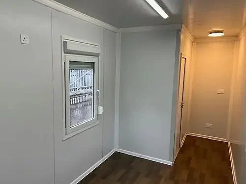 Bureau standard avec salle de bain et deux fenêtres