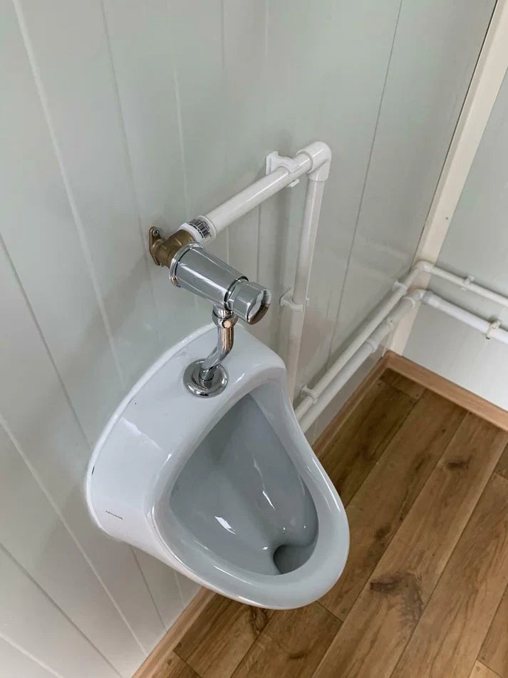 Double conteneur sanitaire avec dépôt de déchets.