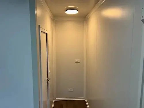 Bureau standard avec salle de bain et deux fenêtres