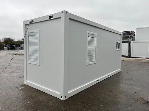 Conteneur aménagé en bureau avec salle de bain et espace de rangement