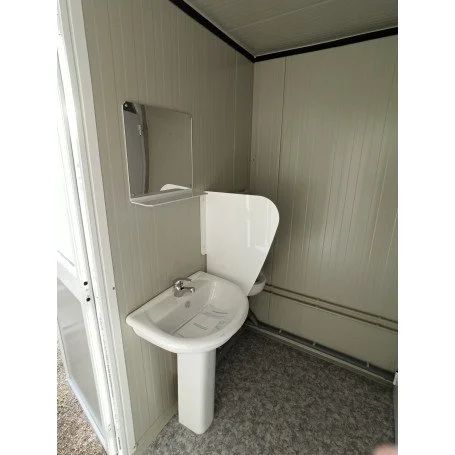 Unité sanitaire SDU avec toilettes, douche, lavabo et urinoir