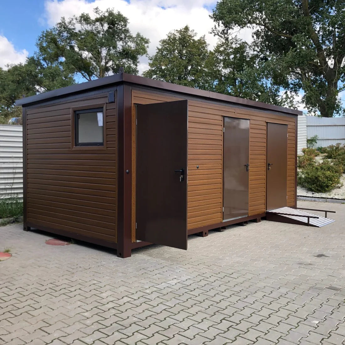 Conteneur en panneaux sandwich avec toilettes, 6,00×3,00