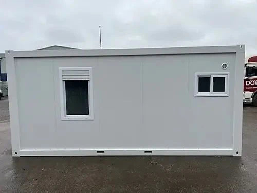 Conteneur aménagé en bureau avec salle de bain et espace de rangement