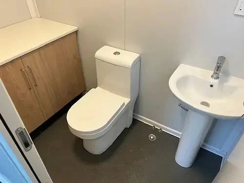 Conteneur aménagé en bureau avec salle de bain et espace de rangement