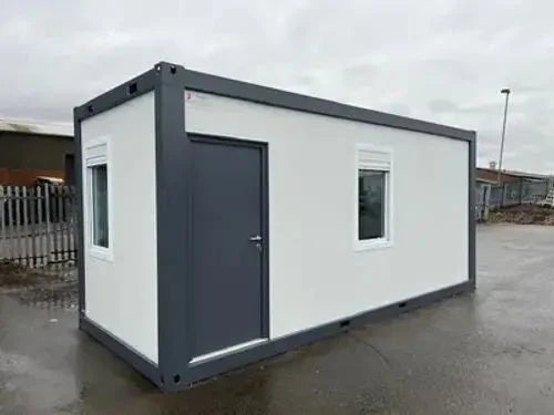 Bureau standard avec salle de bain et deux fenêtres