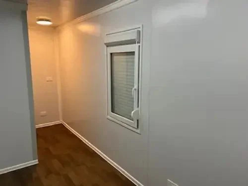 Bureau standard avec salle de bain et deux fenêtres