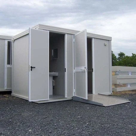 Nouveau module sanitaire PMR avec toilettes et lavabo PMR.