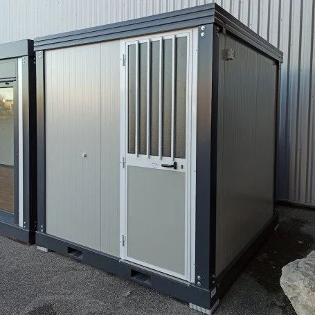 Unité sanitaire SDU avec toilettes, douche, lavabo et urinoir