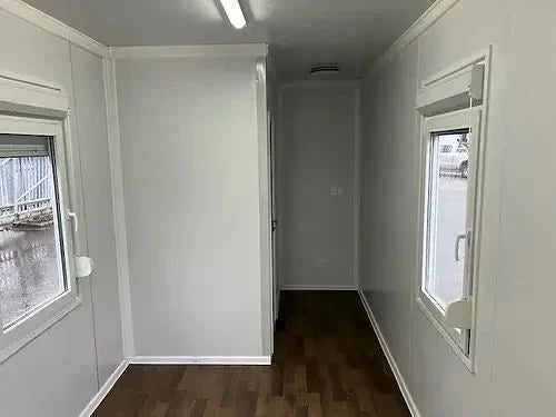 Bureau standard avec salle de bain et deux fenêtres