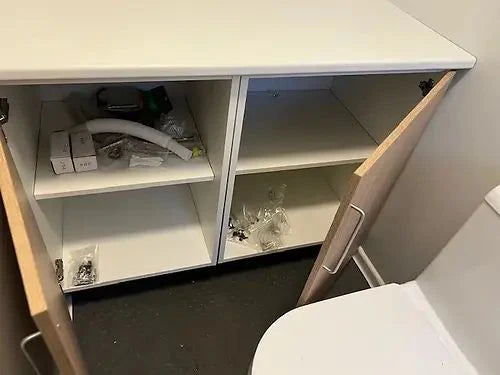 Conteneur aménagé en bureau avec salle de bain et espace de rangement