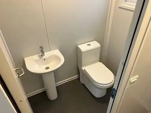 Bureau standard avec salle de bain et deux fenêtres