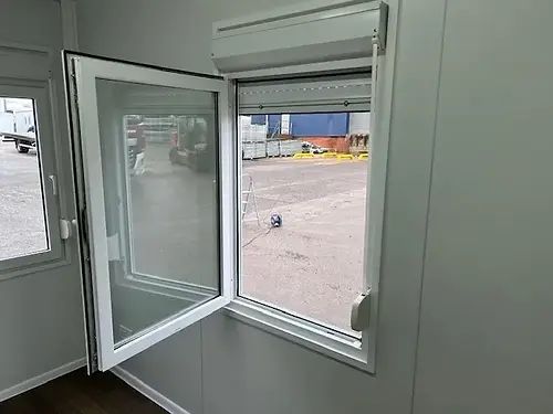 Conteneur aménagé en bureau avec salle de bain et espace de rangement