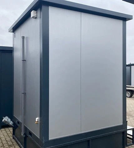 Cabine de toilettes avec double cabine