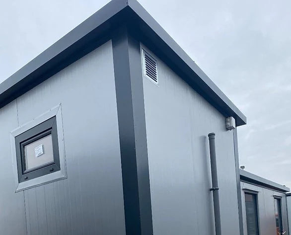 Cabine de toilettes avec double cabine