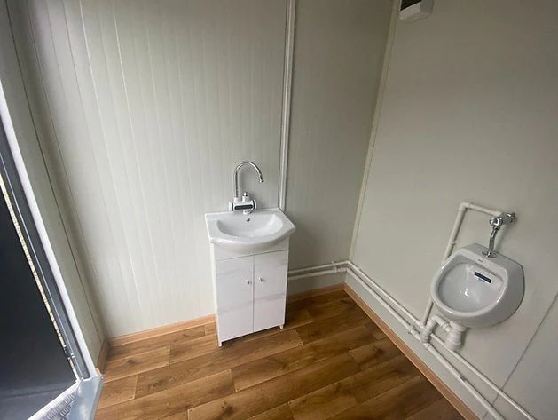 Cabine de toilettes avec double cabine
