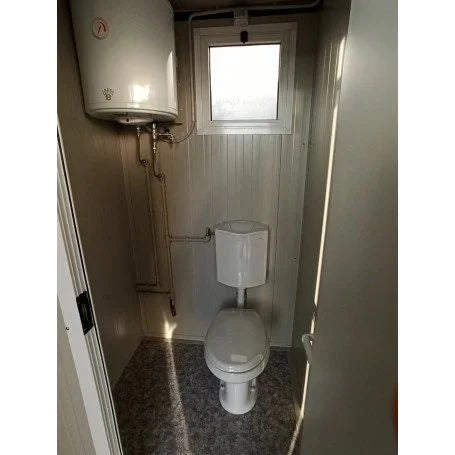 Unité sanitaire SDU avec toilettes, douche, lavabo et urinoir