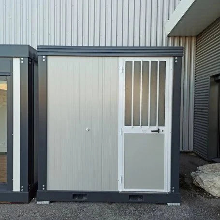 Unité sanitaire SDU avec toilettes, douche, lavabo et urinoir