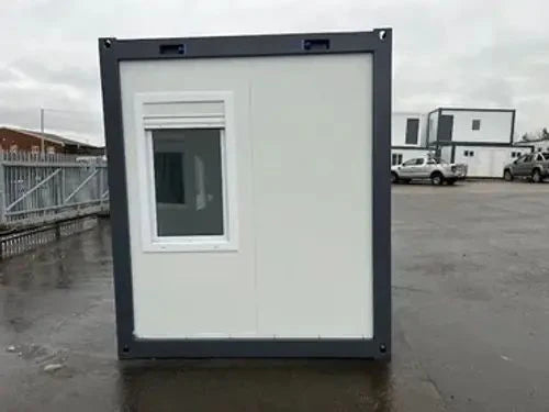 Bureau standard avec salle de bain et deux fenêtres