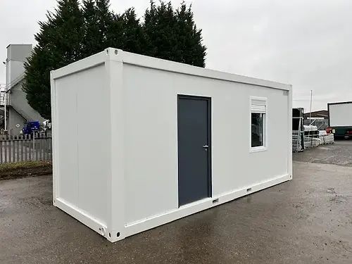 Conteneur aménagé en bureau avec salle de bain et espace de rangement