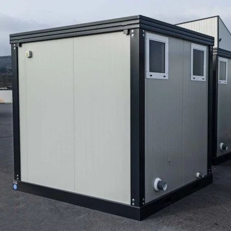 Unité sanitaire SDU avec toilettes, douche, lavabo et urinoir