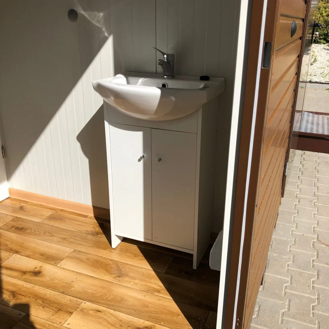 Conteneur en panneaux sandwich avec toilettes, 6,00×3,00