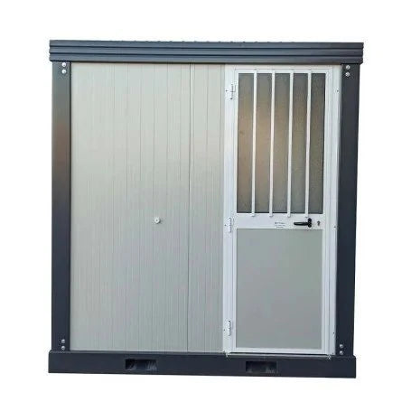 Unité sanitaire SDU avec toilettes, douche, lavabo et urinoir