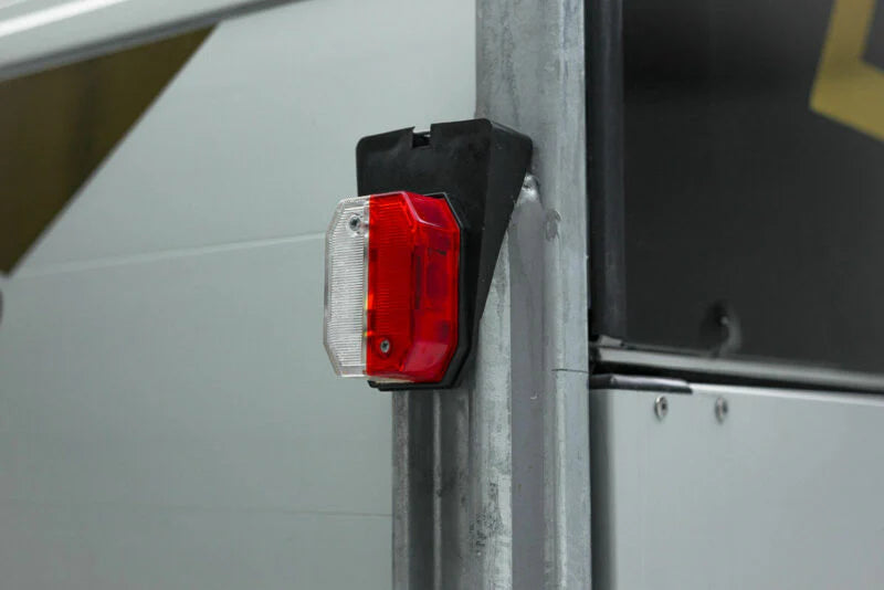 Remorque fermée en aluminium et fibre de verre, noire et blanche, en état neuf