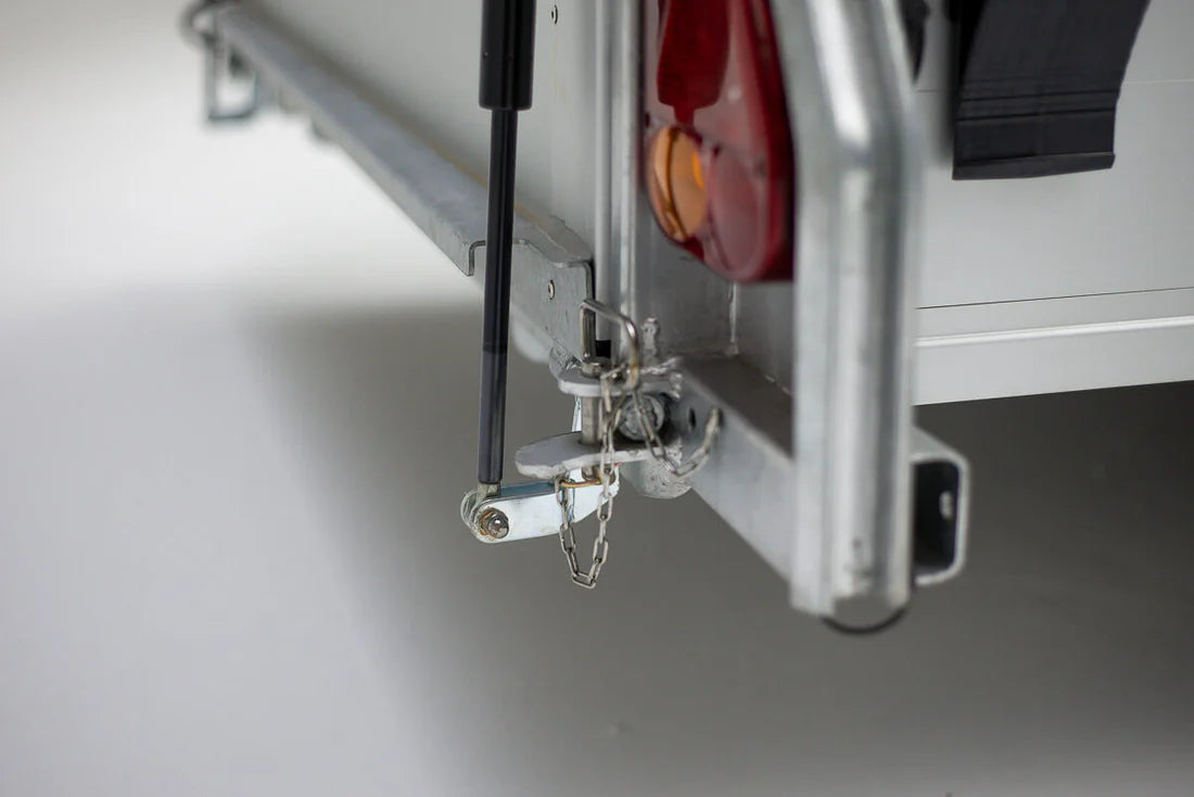 Remorque fermée en aluminium et fibre de verre, noire et blanche, en état neuf