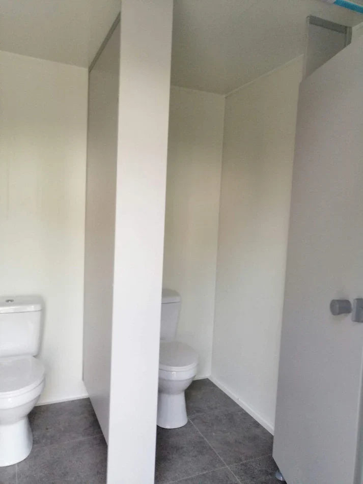 Remorque WC avec WC double 6x2,40 mètres.