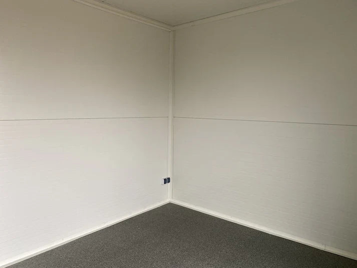 Conteneur aménagé en bureau de 6 x 2,83 mètres avec 2 fenêtres