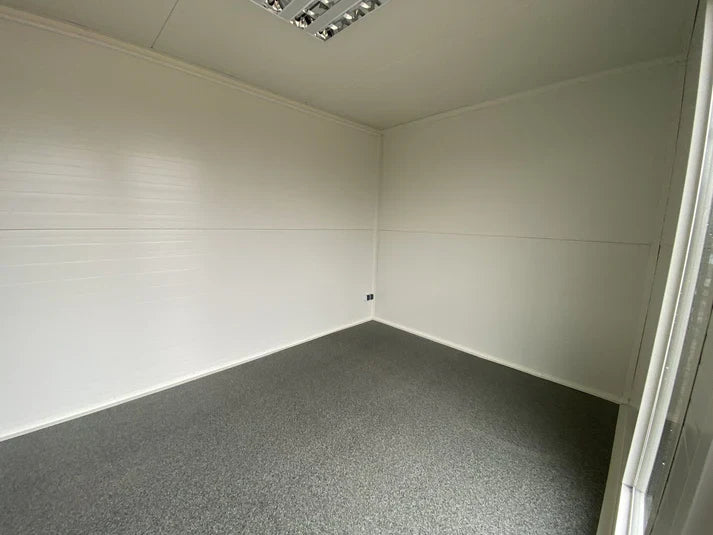 Conteneur aménagé en bureau de 6 x 2,83 mètres avec 2 fenêtres