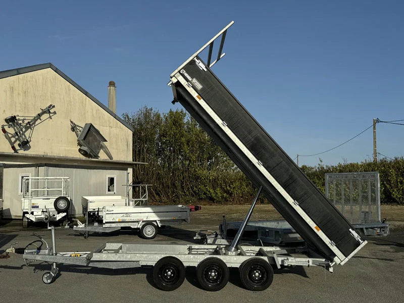 Trois semi-remorques bennes de 3 × 1 800 kg (3,5 t)