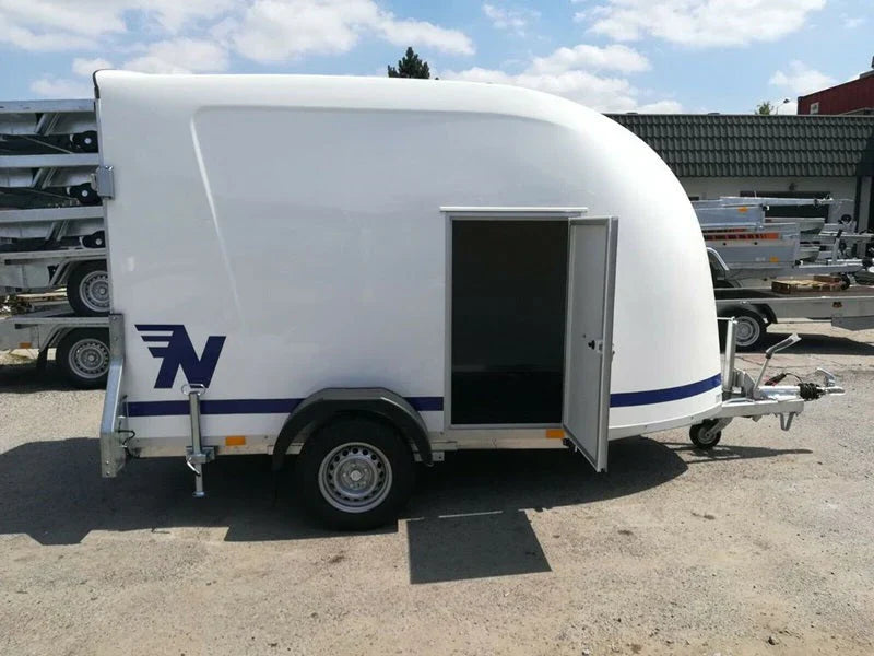 Fourgon en polyester Niewiadów avec porte latérale et rampe de chargement