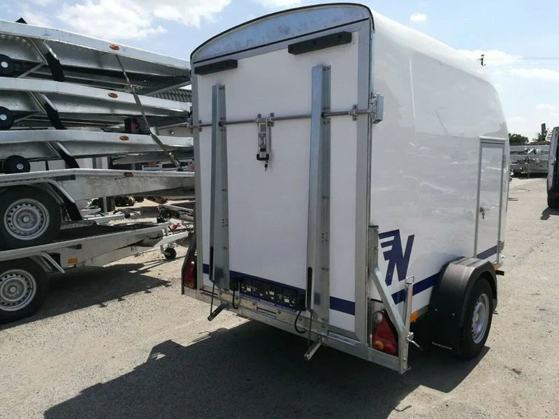 Fourgon en polyester Niewiadów avec porte latérale et rampe de chargement