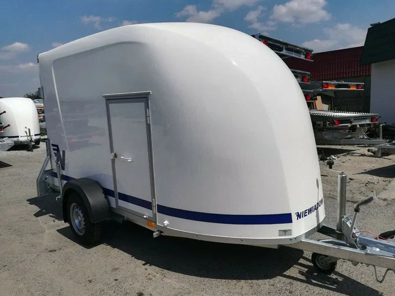 Fourgon en polyester Niewiadów avec porte latérale et rampe de chargement