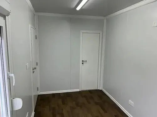 Conteneur aménagé en bureau avec salle de bain et espace de rangement