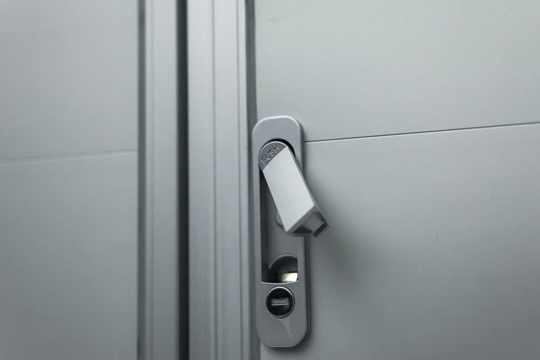 Remorque fermée en aluminium et fibre de verre, noire et blanche, en état neuf